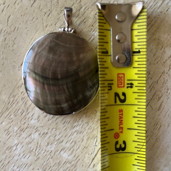Sterling & Black Mother Of Pearl Pendant. - Picture 6 of 6